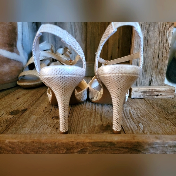 Brand new gold heels - Picture 3 of 4